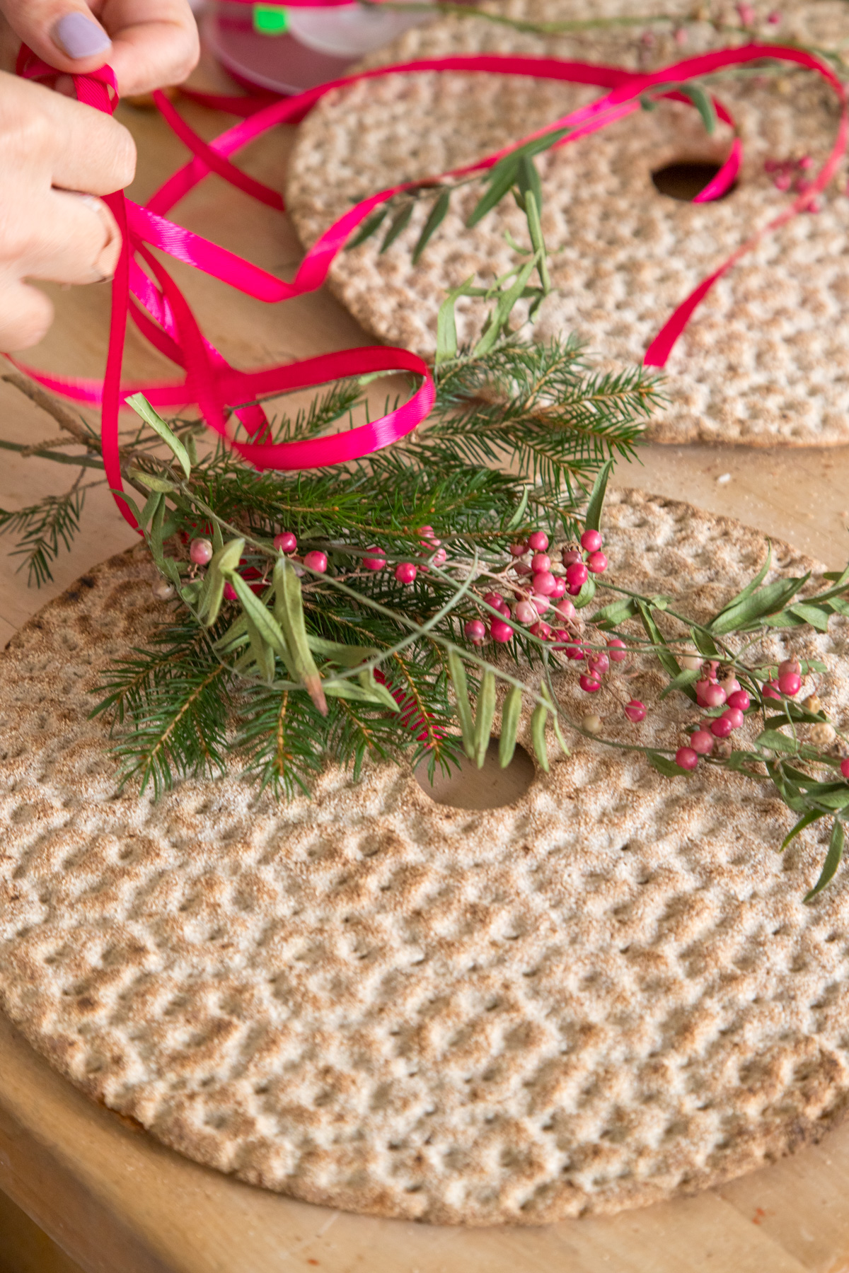 Bringt Euch skandinavisches Flair nach Hause! Wie w&auml;re es mit einem kreativen T&uuml;rkranz aus Kn&auml;ckebrot zu Weihnachten? Sehr dekorativ und typisch schwedisch.