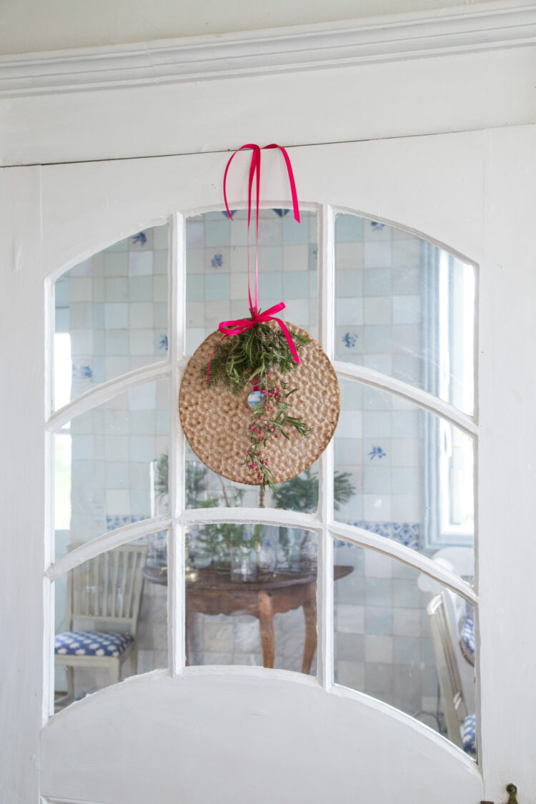 Bringt Euch skandinavisches Flair nach Hause! Wie wäre es mit einem kreativen Türkranz aus Knäckebrot zu Weihnachten? Sehr dekorativ und typisch schwedisch.