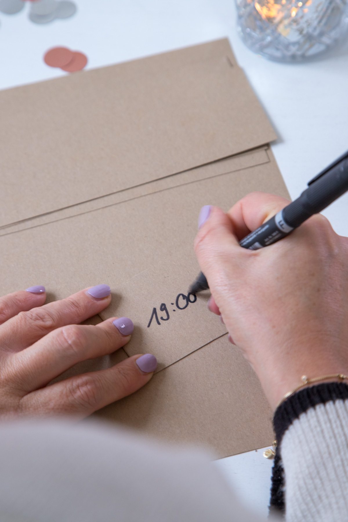 Gestaltet einen entspannten Silvesterabend mit Kindern! Kreative Ideen, Spiele und ein kindgerechter Silvester-Countdown f&uuml;r einen fr&ouml;hlichen Jahreswechsel.