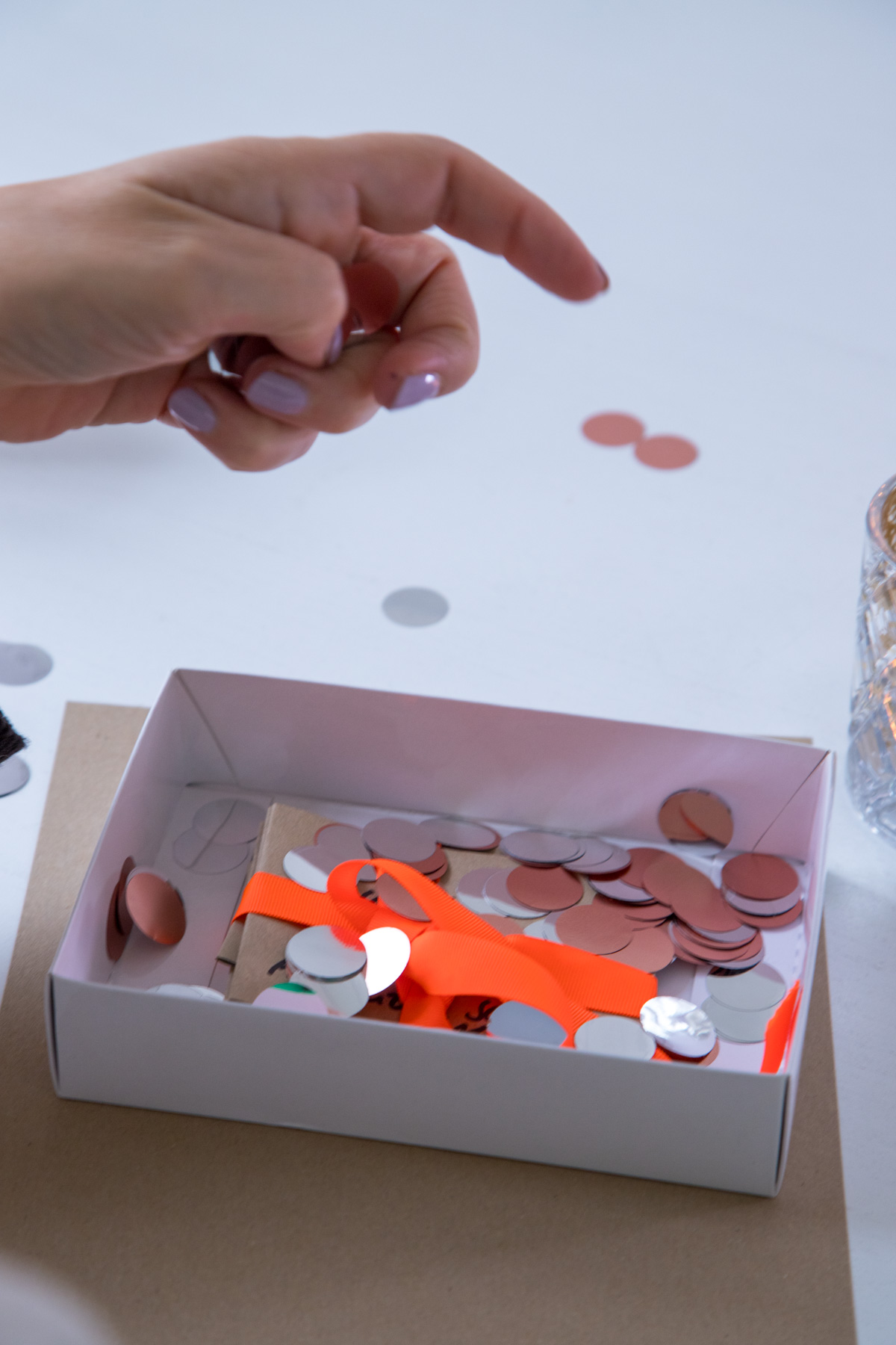 Gestaltet einen entspannten Silvesterabend mit Kindern! Kreative Ideen, Spiele und ein kindgerechter Silvester-Countdown f&uuml;r einen fr&ouml;hlichen Jahreswechsel.