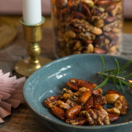 Ein einfaches Rezept für eine selbstgemachte würzige Nussmischungen – perfekt als Weihnachtsgeschenk oder Snack! Knusprig, aromatisch und festlich lecker.