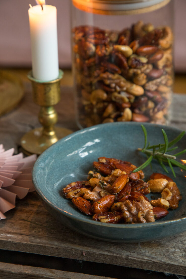 Ein einfaches Rezept für eine selbstgemachte würzige Nussmischungen – perfekt als Weihnachtsgeschenk oder Snack! Knusprig, aromatisch und festlich lecker.