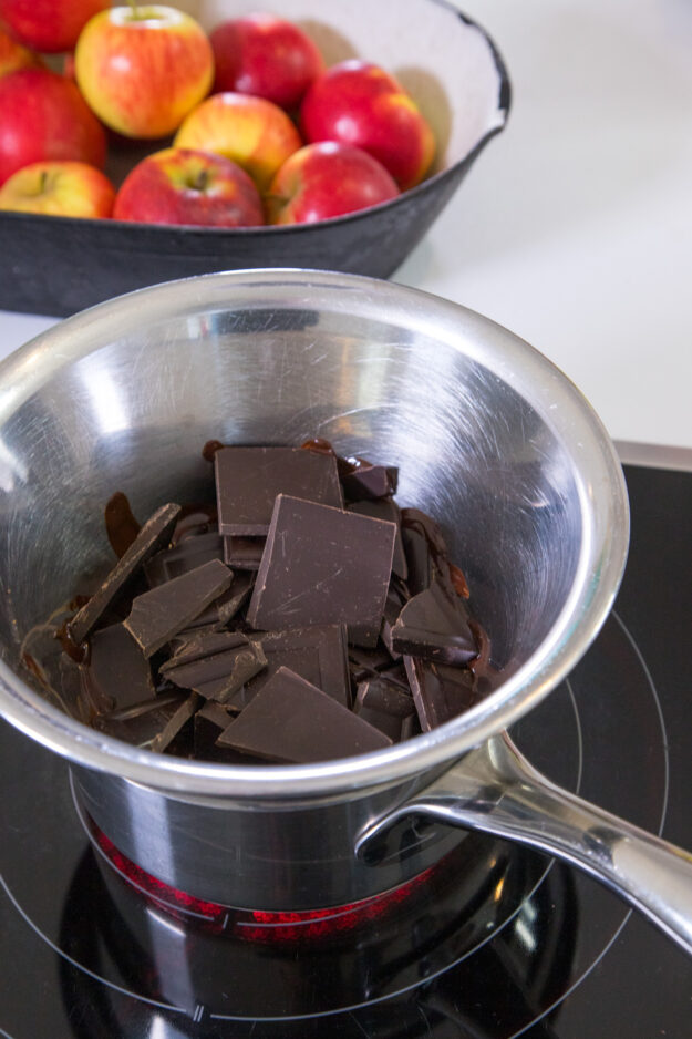 Entdeckt den ultimativen Snackgenuss: Süße Datteln umhüllt von herber Zartbitterschokolade, verfeinert mit einem Hauch Salzflocken – wirklich himmlisch lecker!