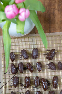 Entdeckt den ultimativen Snackgenuss: S&uuml;&szlig;e Datteln umh&uuml;llt von herber Zartbitterschokolade, verfeinert mit einem Hauch Salzflocken – wirklich himmlisch lecker!