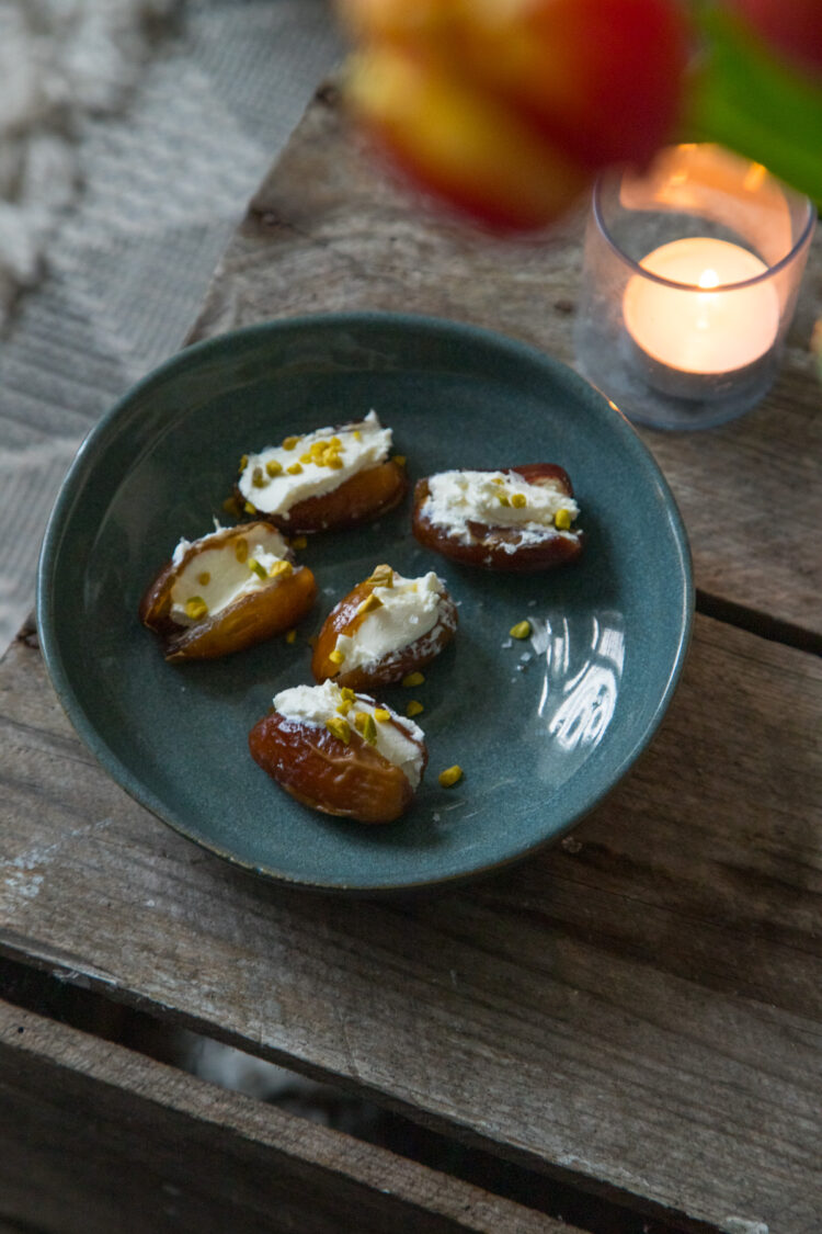 Super leckere Datteln gefüllt mit cremigem Frischkäse & knusprigen Pistazien: Der perfekte Mix aus süß & herzhaft – ideal als Snack oder Partyhäppchen!