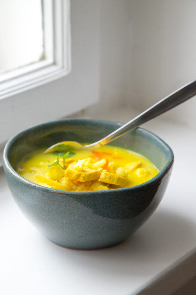 Wärmende Kurkuma-Hühnersuppe für kalte Tage | tastesheriff