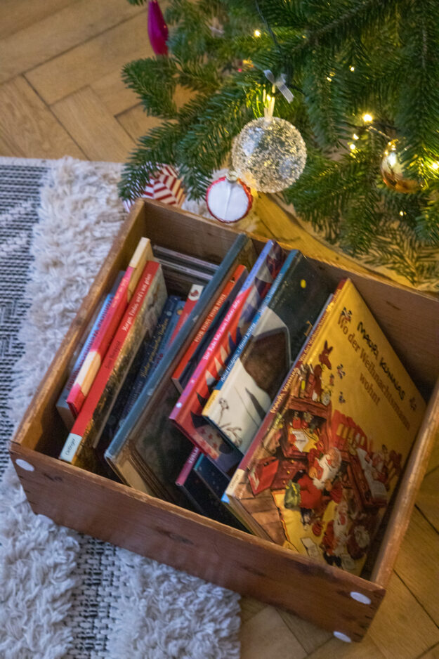 Die Weihnachtsbücherkiste ist da! Ein geliebtes Ritual meiner Kinder, voller zauberhafter Geschichten, die uns jedes Jahr in festliche Stimmung versetzen.