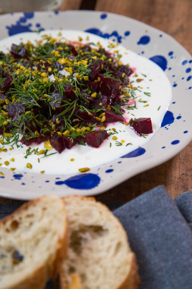 Rote Bete auf einer Fetacreme mit Pistazien und Dill