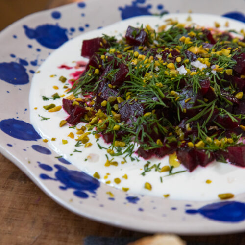 Cremiger Whipped Feta trifft auf aromatische Rote Bete: Eine super einfache und raffinierte Vorspeise, die mit Geschmack und Farbe wirklich überzeugend ist!