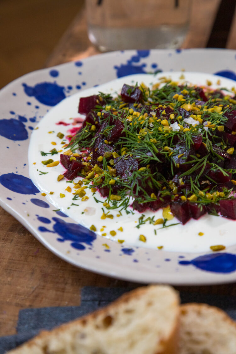 Cremiger Whipped Feta trifft auf aromatische Rote Bete: Eine super einfache und raffinierte Vorspeise, die mit Geschmack und Farbe wirklich überzeugend ist!