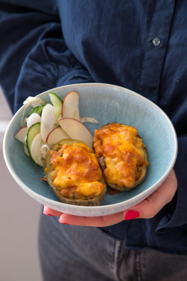 Herzhafte BBQ-Backkartoffeln nach Jamie Oliver: Gefüllt mit weißen Bohnen, würziger Sauce & Käse – einfaches, köstliches Rezept für den Airfryer oder Ofen!