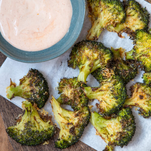 Knusprige Brokkoli-Snacks aus dem Ofen – käsig, lecker & einfach! Perfekt mit würzigem Sriracha-Dip für den extra Kick. Das ideale Snack-Rezept zum Nachmachen!