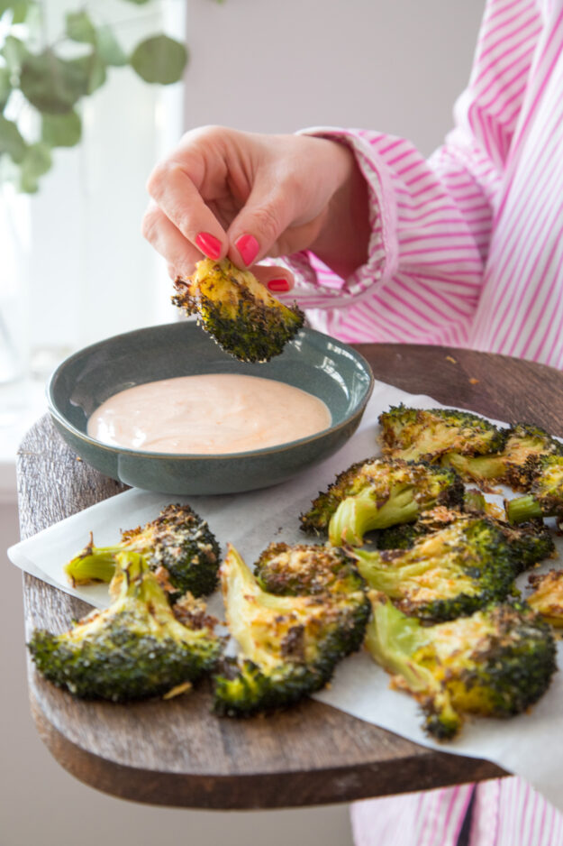Knusprige Brokkoli-Snacks aus dem Ofen – käsig, lecker & einfach! Perfekt mit würzigem Sriracha-Dip für den extra Kick. Das ideale Snack-Rezept zum Nachmachen!