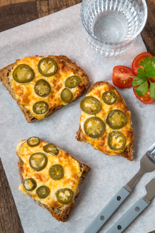 Jamie Olivers feuriger Käsetoast: Knusprig, würzig und herrlich cremig. Ein einfaches Rezept mit extra Schärfe für echte Käseliebhaber! Unschlagbar gut...