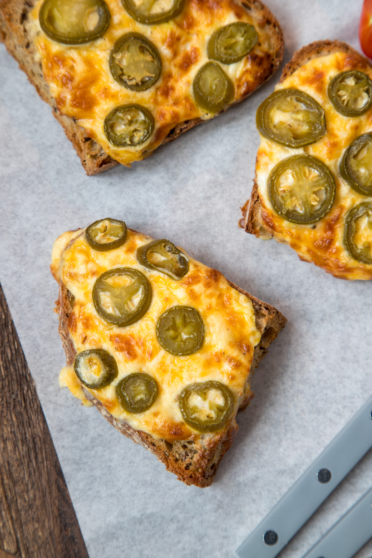 Es gibt ein feuriges Käsetoast nach Jamie Oliver Es gibt ein feuriges Käsetoast nach Jamie Oliver