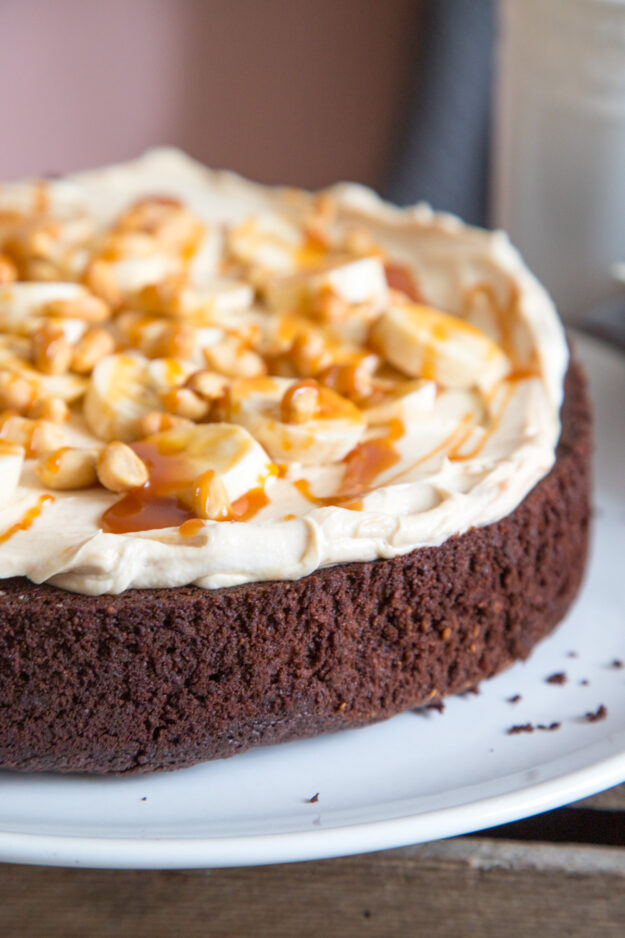 Saftiger Schokokuchen trifft auf süße Banane & cremiges Erdnussfrosting – ein himmlisches Trio für Genussmomente! Einfaches Rezept für unwiderstehlichen Genuss.