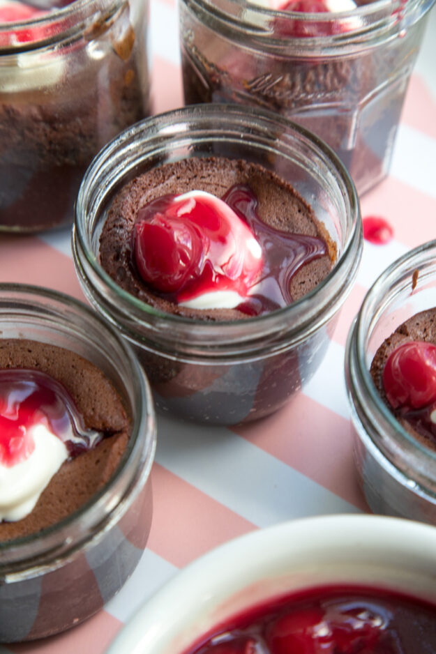 Saftige Schokoküchlein mit Kirschen nach Jamie Oliver – einfach, himmlisch lecker und perfekt für Schoko-Liebhaber. Jetzt das beste Rezept entdecken!