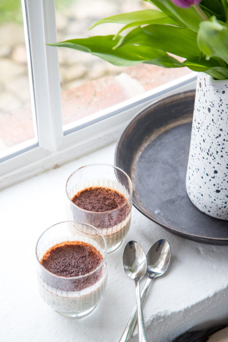 Chia-Tiramisu zum Frühstück – cremig, gesund und himmlisch lecker! Ein leichter Genuss mit Kaffee, Kakao und Chia-Pudding. Perfekt für den Start in den Tag!