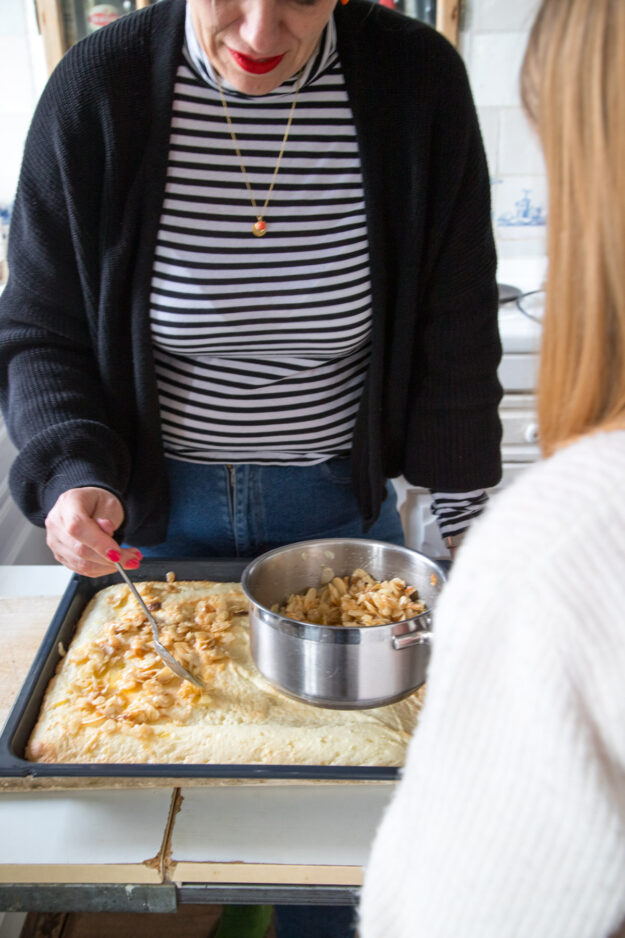Oma Dollys Butterkuchen – jetzt glutenfrei! Saftig, buttrig und himmlisch lecker. So gelingt das klassische Rezept ohne Gluten. Jetzt ausprobieren und genießen!