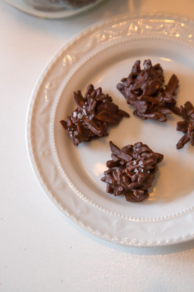 Snackalarm! Selbstgemachte Mandelhaufen – schnell gemacht, himmlisch lecker und perfekt für zwischendurch. Jetzt das einfache Rezept entdecken und genießen!