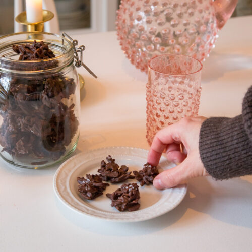 Snackalarm! Selbstgemachte Mandelhaufen – schnell gemacht, himmlisch lecker und perfekt für zwischendurch. Jetzt das einfache Rezept entdecken und genießen!