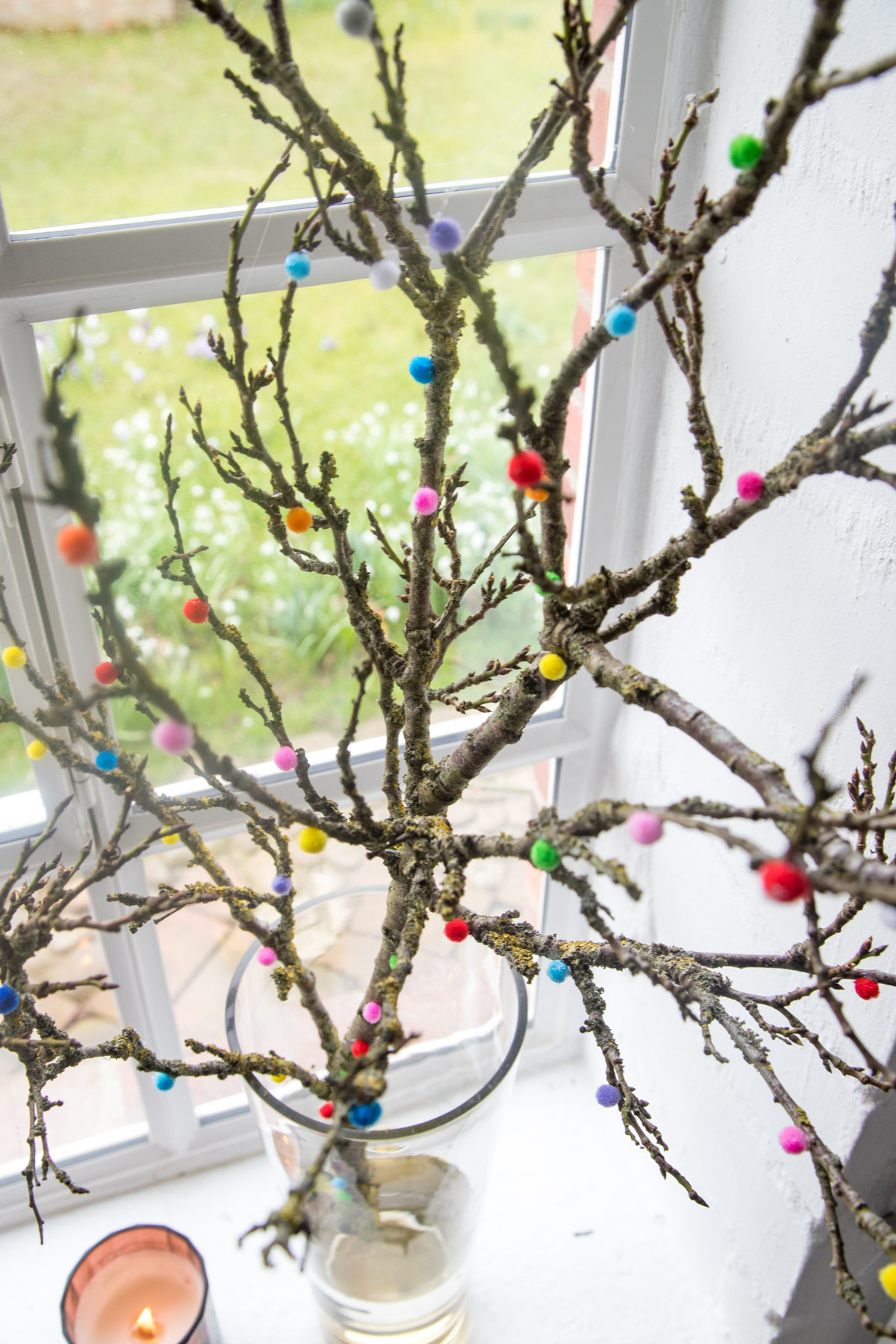 Fr&uuml;hlingshafte Dekoidee: Ein bunter Pompom-Ast! Einfach selbst gemacht, bringt er Farbe & Frische in Euer Zuhause. Jetzt kreative Anleitung entdecken!