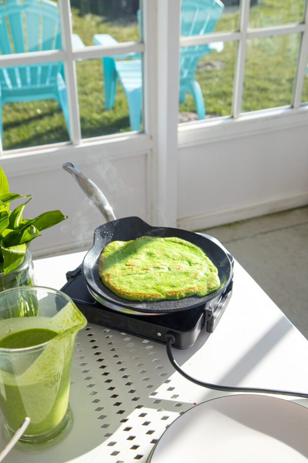 Genieße den Frühling mit köstlichen Bärlauchpfannkuchen! Schnell gemacht, herrlich würzig und perfekt für jede Mahlzeit – das ideale Rezept für Bärlauchfans.