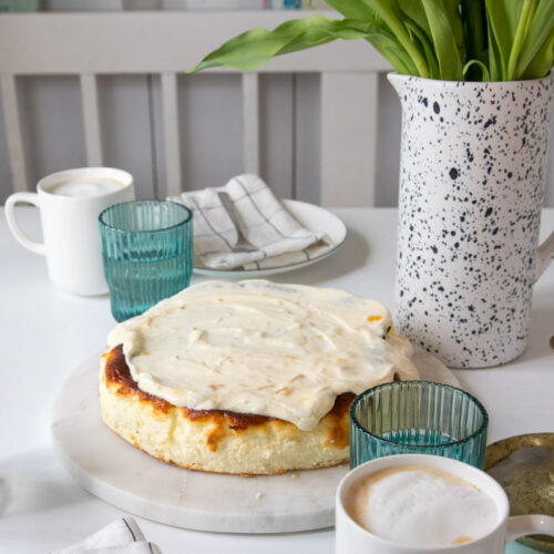 Genießt baskischen Käsekuchen mit fruchtigem Lemon Curd – karamellisierte Kruste, zartschmelzende Füllung und ein Hauch Zitronenfrische. Perfekt zum Verwöhnen!
