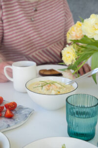 Genie&szlig;t diesen frischen Curry-Gefl&uuml;gelsalat mit Mandarinen zu Ostern oder das ganze Jahr – eine leckere Mischung aus w&uuml;rzig und s&uuml;&szlig;, perfekt f&uuml;r euer Osterfest!