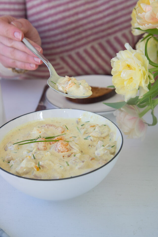 Genießt diesen frischen Curry-Geflügelsalat mit Mandarinen zu Ostern oder das ganze Jahr – eine leckere Mischung aus würzig und süß, perfekt für euer Osterfest!