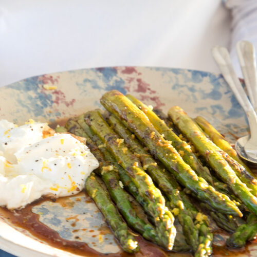 Spargelzeit ist Genusszeit! Entdeckt unser Rezept für gegrillten Spargel mit cremiger Burrata – einfach, aromatisch und perfekt für jeden Anlass.