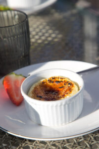 Griechisches Joghurt Brûlée – ein cremiges, leichtes Dessert mit knuspriger Karamellkruste. Schnell gemacht, raffiniert im Geschmack & perfekt zum Genie&szlig;en!