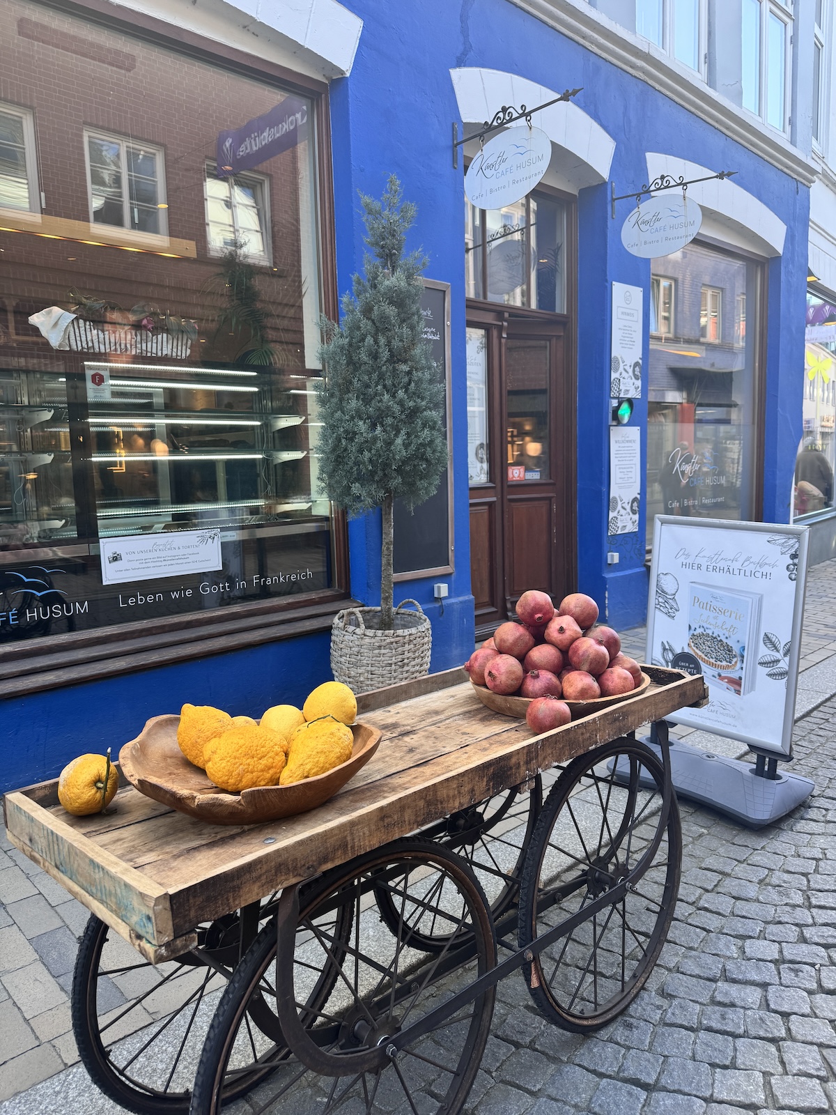 Entdeckt Husum an nur einem Tag: Sehensw&uuml;rdigkeiten, Cafés, Hafenflair & Geheimtipps f&uuml;r euren perfekten Ausflug. Jetzt inspirieren lassen!