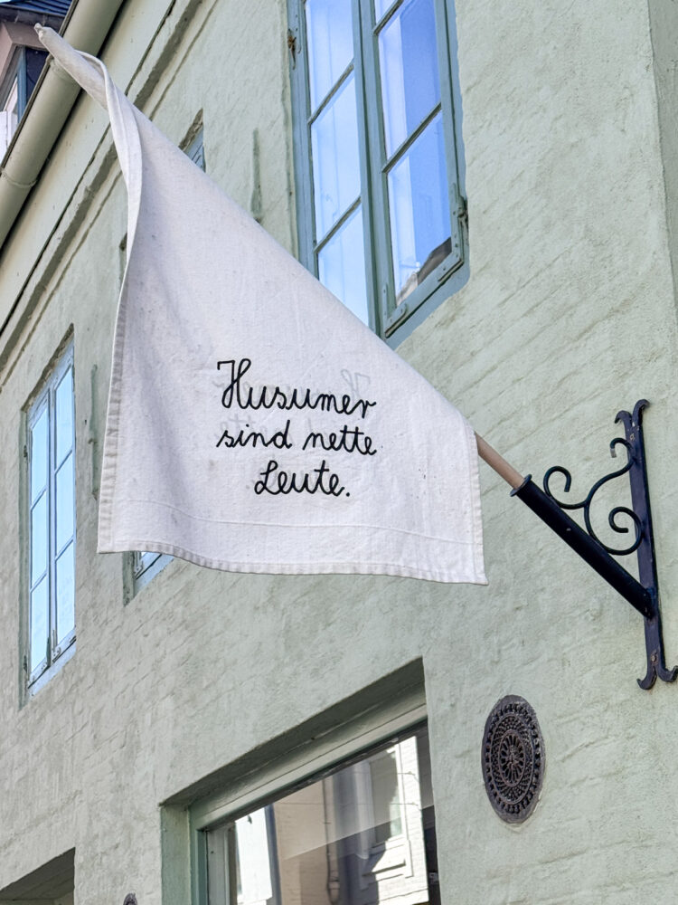 Entdeckt Husum an nur einem Tag: Sehenswürdigkeiten, Cafés, Hafenflair & Geheimtipps für euren perfekten Ausflug. Jetzt inspirieren lassen!