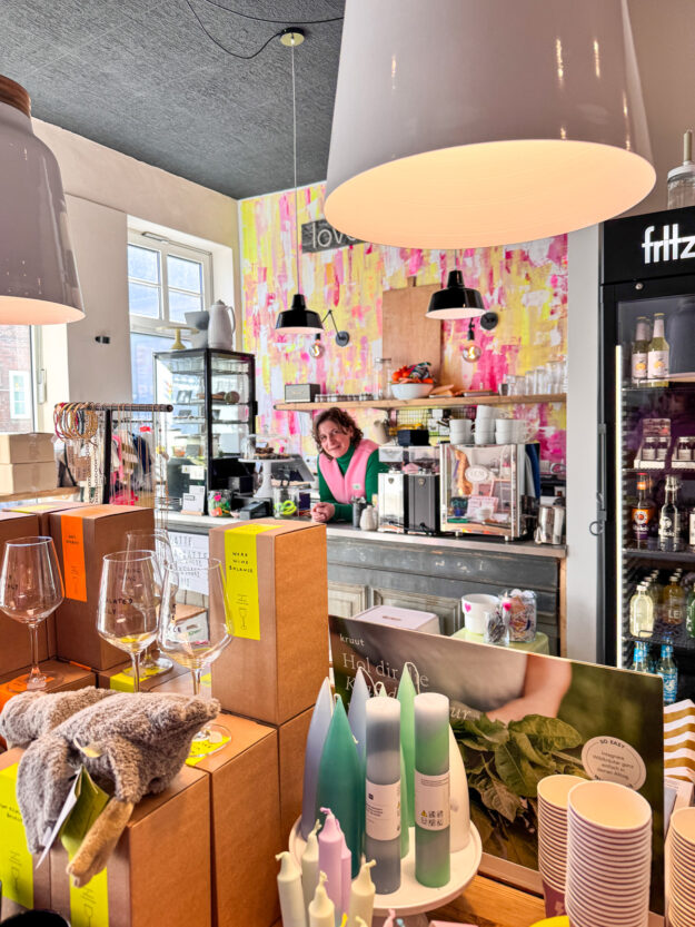 Entdeckt Husum an nur einem Tag: Sehenswürdigkeiten, Cafés, Hafenflair & Geheimtipps für euren perfekten Ausflug. Jetzt inspirieren lassen!