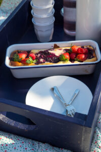 Saftiger K&auml;sekuchen mit fruchtigem Beerenswirl – ein aromatischer Kuchenklassiker mit frischer Note, ideal f&uuml;r Kaffeezeit, Brunch oder besondere Anl&auml;sse.