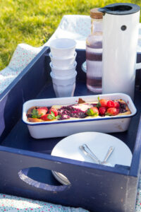 Saftiger K&auml;sekuchen mit fruchtigem Beerenswirl – ein aromatischer Kuchenklassiker mit frischer Note, ideal f&uuml;r Kaffeezeit, Brunch oder besondere Anl&auml;sse.