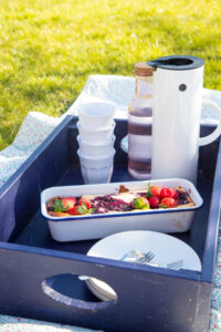 Saftiger K&auml;sekuchen mit fruchtigem Beerenswirl – ein aromatischer Kuchenklassiker mit frischer Note, ideal f&uuml;r Kaffeezeit, Brunch oder besondere Anl&auml;sse.