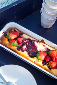 Saftiger K&auml;sekuchen mit fruchtigem Beerenswirl – ein aromatischer Kuchenklassiker mit frischer Note, ideal f&uuml;r Kaffeezeit, Brunch oder besondere Anl&auml;sse.