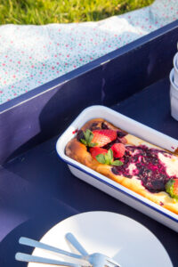 Saftiger K&auml;sekuchen mit fruchtigem Beerenswirl – ein aromatischer Kuchenklassiker mit frischer Note, ideal f&uuml;r Kaffeezeit, Brunch oder besondere Anl&auml;sse.