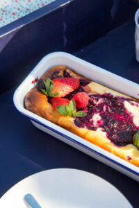 Saftiger K&auml;sekuchen mit fruchtigem Beerenswirl – ein aromatischer Kuchenklassiker mit frischer Note, ideal f&uuml;r Kaffeezeit, Brunch oder besondere Anl&auml;sse.