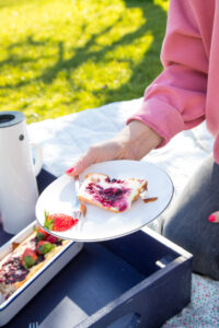 Saftiger Käsekuchen mit fruchtigem Beerenswirl – ein aromatischer Kuchenklassiker mit frischer Note, ideal für Kaffeezeit, Brunch oder besondere Anlässe.