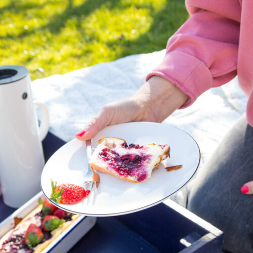 Saftiger Käsekuchen mit fruchtigem Beerenswirl – ein aromatischer Kuchenklassiker mit frischer Note, ideal für Kaffeezeit, Brunch oder besondere Anlässe.