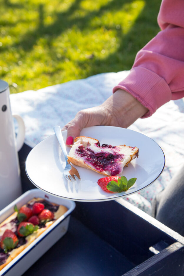 Saftiger Käsekuchen mit fruchtigem Beerenswirl – ein aromatischer Kuchenklassiker mit frischer Note, ideal für Kaffeezeit, Brunch oder besondere Anlässe.