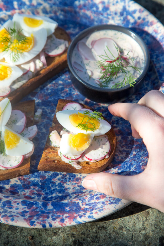 Es gibt Schnittchen Schneewittchen: Radieschen-Ei mit einer würzigen Dill-Senf-Vinaigrette – ein frischer, köstlicher Snack für Ostern und jede Gelegenheit!