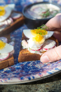 Es gibt Schnittchen Schneewittchen: Radieschen-Ei mit einer w&uuml;rzigen Dill-Senf-Vinaigrette – ein frischer, k&ouml;stlicher Snack f&uuml;r Ostern und jede Gelegenheit!