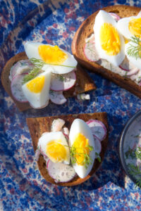 Es gibt Schnittchen Schneewittchen: Radieschen-Ei mit einer w&uuml;rzigen Dill-Senf-Vinaigrette – ein frischer, k&ouml;stlicher Snack f&uuml;r Ostern und jede Gelegenheit!