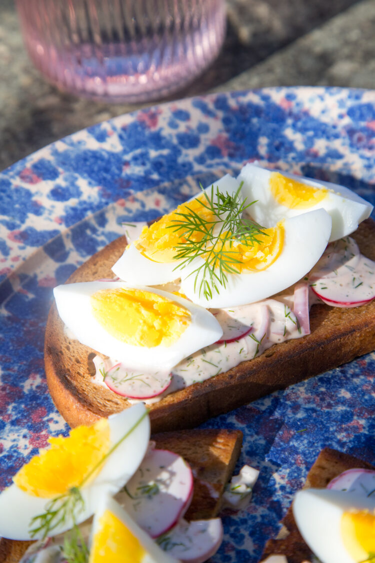 Es gibt Schnittchen Schneewittchen: Radieschen-Ei mit einer würzigen Dill-Senf-Vinaigrette – ein frischer, köstlicher Snack für Ostern und jede Gelegenheit!