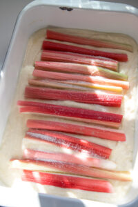 Startet mit mir in die Rhabarbersaison mit einem leckeren Rhabarber-Quark-Auflauf – fruchtig, cremig und der perfekte Genuss f&uuml;r den Fr&uuml;hling! Er ist fix fertig