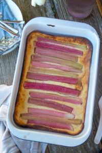 Startet mit mir in die Rhabarbersaison mit einem leckeren Rhabarber-Quark-Auflauf – fruchtig, cremig und der perfekte Genuss f&uuml;r den Fr&uuml;hling! Er ist fix fertig